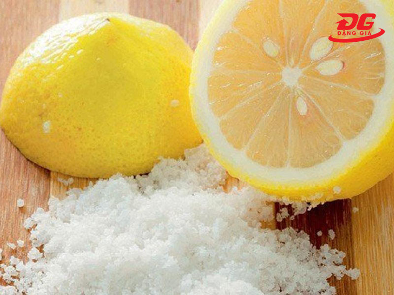 Sử Dụng Chanh kết hợp với Muối Để Tẩy Cặn Canxi