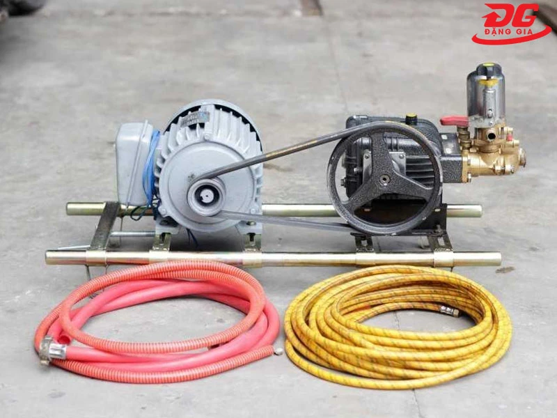Đầu máy rửa xe 1HP kết hợp với motor điện và dây đai tạo thành máy rửa xe dây đai hoàn chỉnh