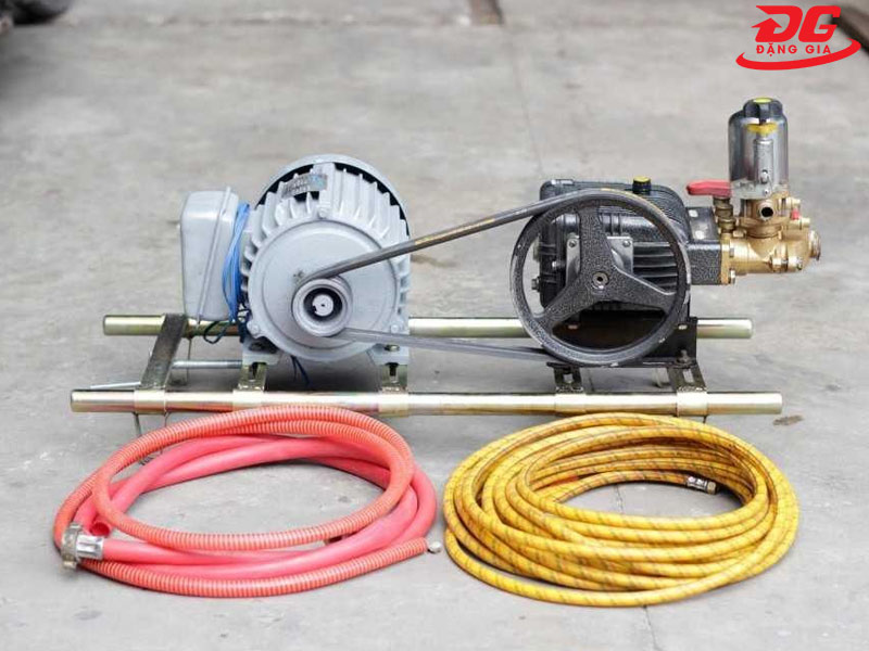 Đầu máy rửa xe 1HP kết hợp với motor điện và dây đai tạo thành máy rửa xe dây đai hoàn chỉnh