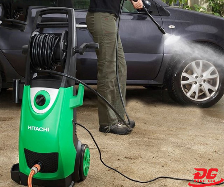 Máy rửa xe Hitachi có khả năng làm sạch vượt trội 