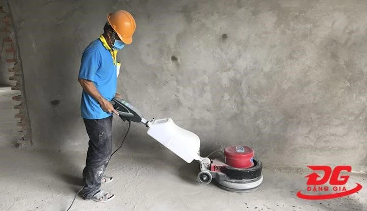 Trước khi đánh bóng cần tiến hành mài sàn