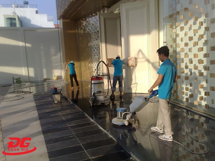 Sau khi đánh bóng sàn đá trở nên sáng hơn, độ bền cao hơn
