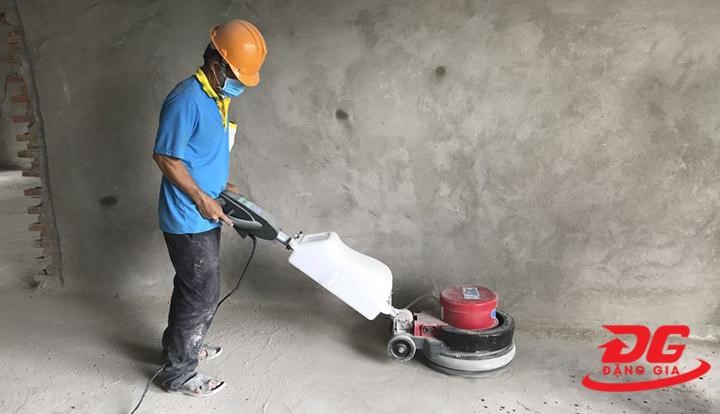 Trước khi đánh bóng cần tiến hành mài sàn