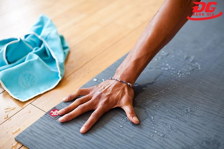 thường xuyên vệ sinh thảm tập yoga