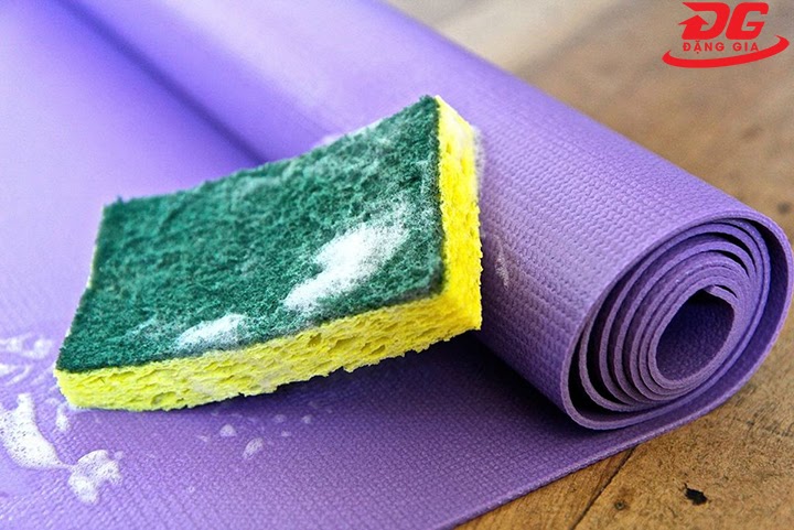 cách giặt thảm tập yoga với xà phòng
