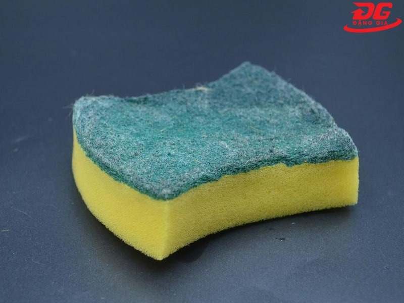 Miếng bọt biển hỗ trợ làm sạch các vết bẩn cứng đầu