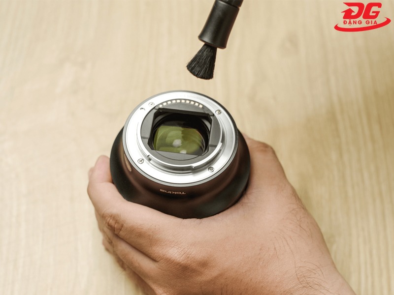 Vệ sinh lens chụp là cách bảo quản máy ảnh hiệu quả nhất