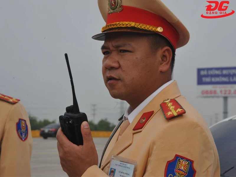 Bộ đàm cảnh sát giao thông có thiết kế gọn nhỏ, dễ sử dụng