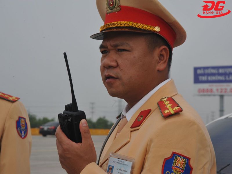 Bộ đàm cảnh sát giao thông có thiết kế gọn nhỏ, dễ sử dụng