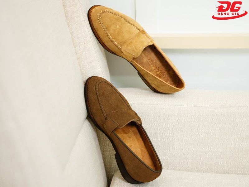 Giày bị phai màu là dấu hiệu cho thấy bạn nên nhuộm lại da cho giày