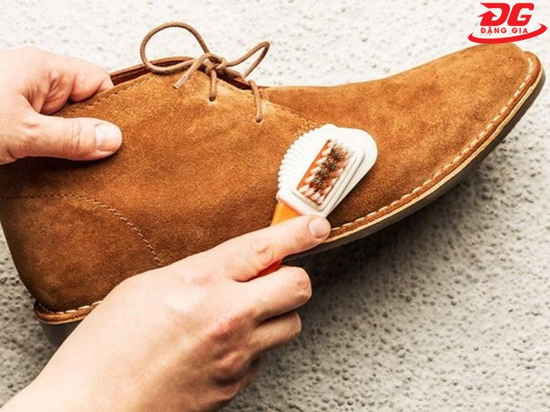 Vệ sinh sơ bộ giày da bằng một chổi lông mềm