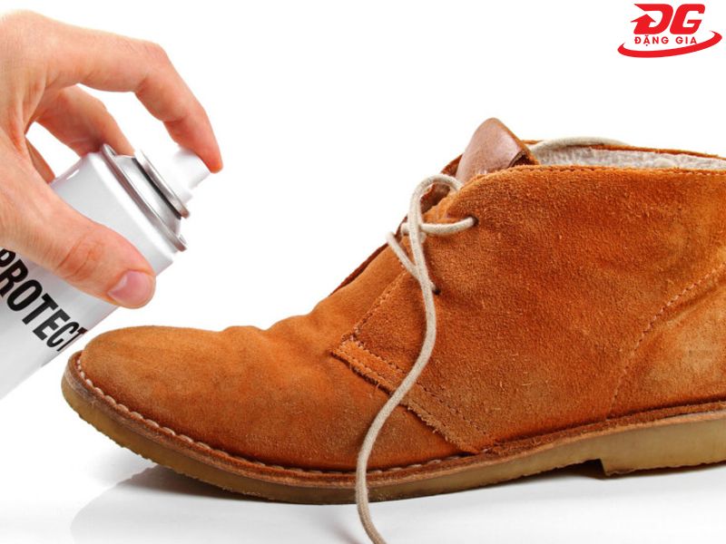 Xịt đều dung dịch bảo vệ lên lớp da lộn vừa được nhuộm