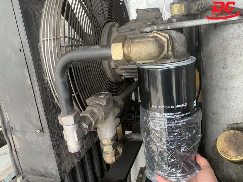Thay phụ kiện máy nén trục vít để đảm bảo hiệu quả làm việc