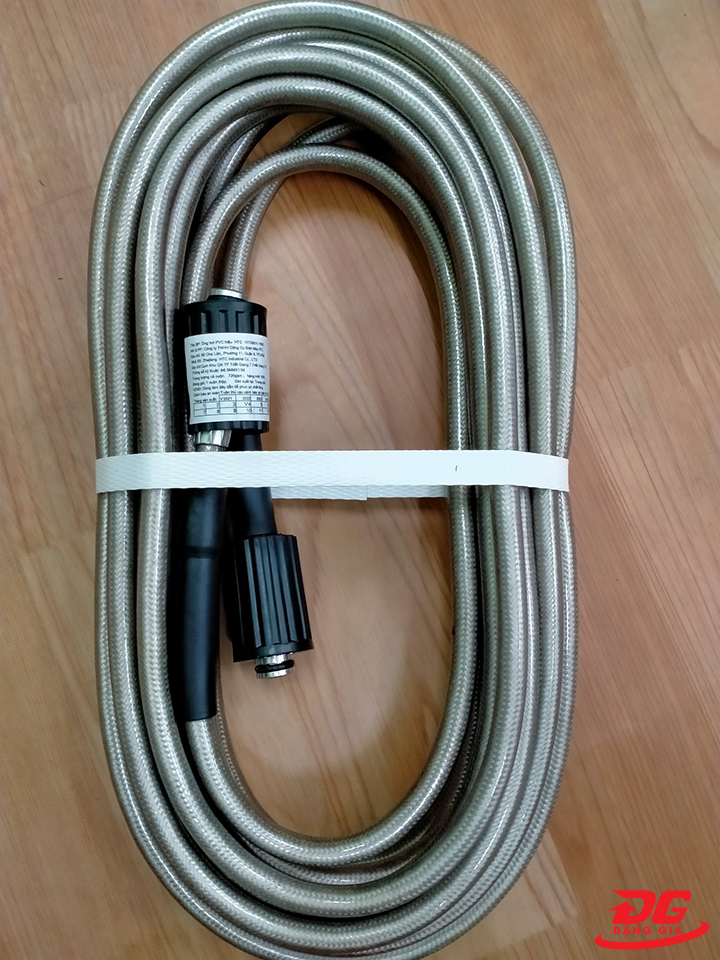 Dây máy rửa xe dẫn nước đến vòi phun