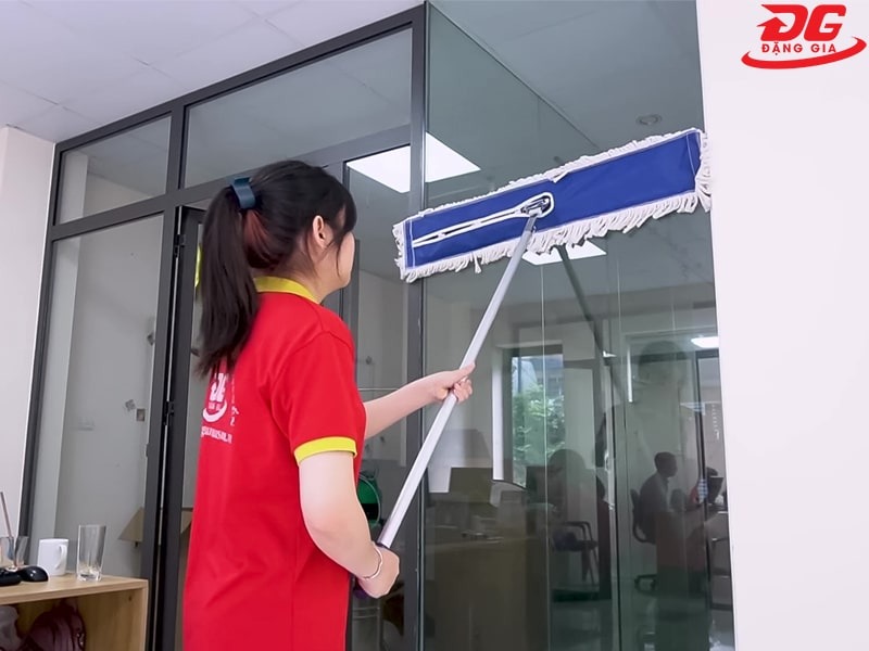 Cây lau sàn nhà còn có thể sử dụng để lau cửa kính rất tiện dụng