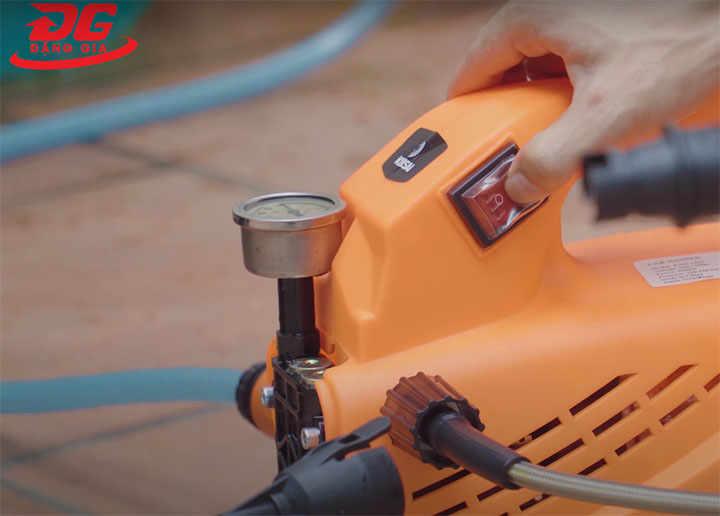 Bật công tắc khởi động máy