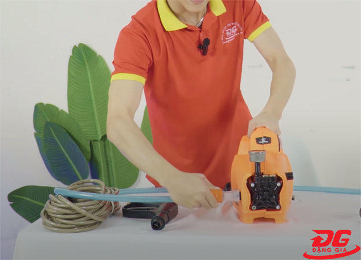 Lắp dây hút nước đầu vào với thân máy