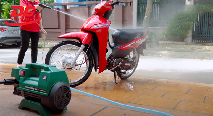 Máy có khả năng tự hút không nên đặt cách xa quá 5m