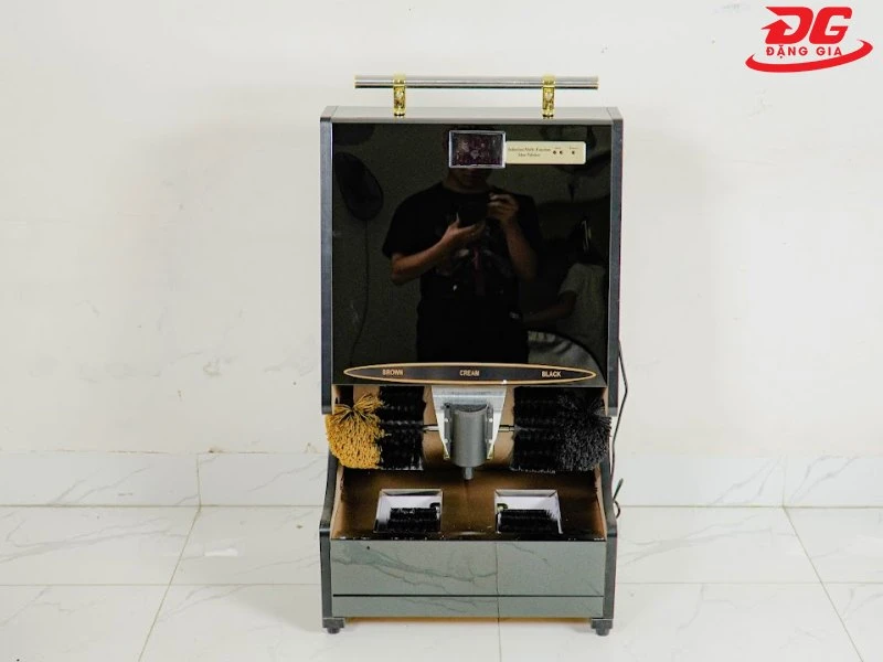 Sử dụng kết hợp máy đánh giày để đế giày luôn sạch sẽ, trắng như mới