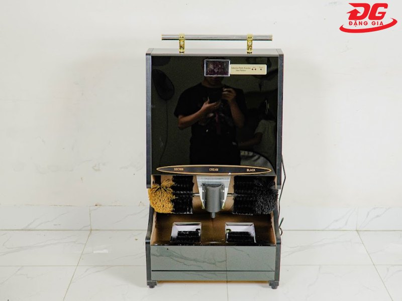 Sử dụng kết hợp máy đánh giày để đế giày luôn sạch sẽ, trắng như mới