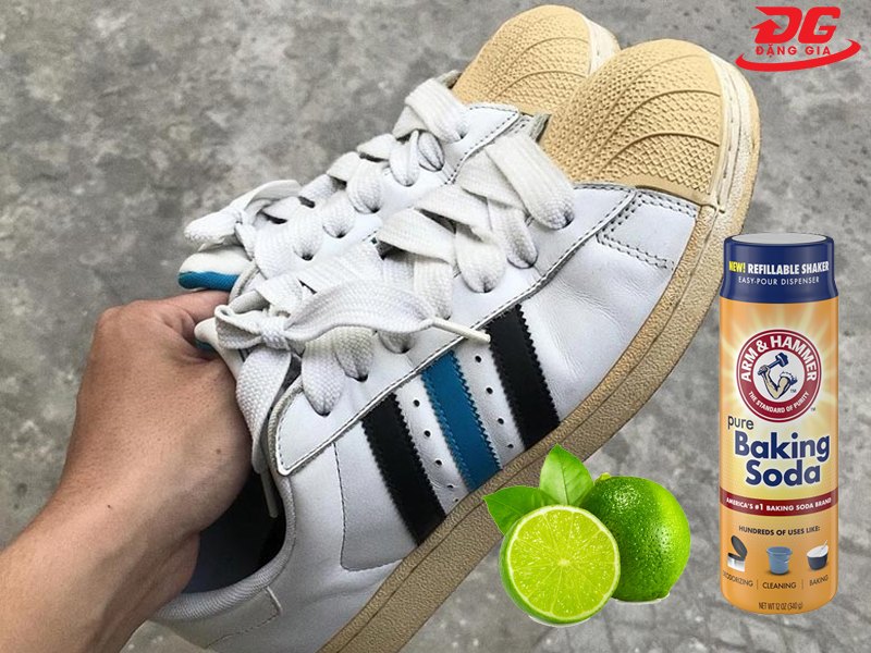 Hỗn hợp baking soda và nước cốt chanh giúp đánh bay vết bẩn trên đế giày