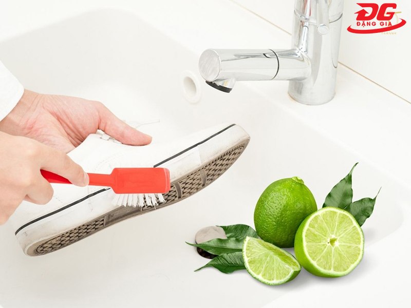 Chanh là nguyên liệu được dùng để tẩy vết ố giày cực hiệu quả