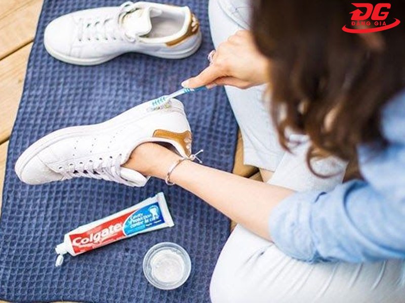 Kem đánh răng cũng có tác dụng tẩy vết ố vàng trên giày