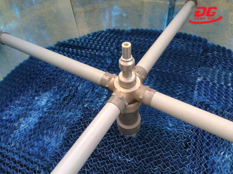 Lắp bộ chia nước cho tháp