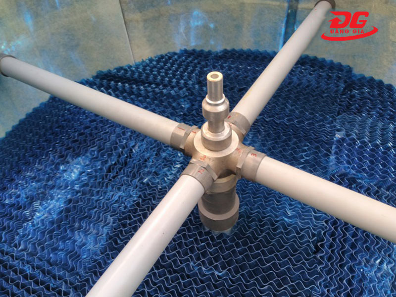 Lắp bộ chia nước cho tháp
