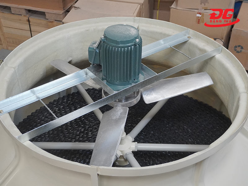 Lắp cánh quạt và động cơ trên đỉnh