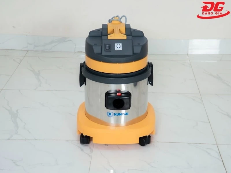 Máy hút bụi giúp làm sạch triệt để bụi bẩn, rác thải trên sàn nhà bếp