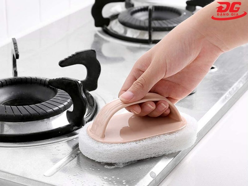 Bàn chải đa năng giúp cọ rửa các vết bẩn trên bếp nấu