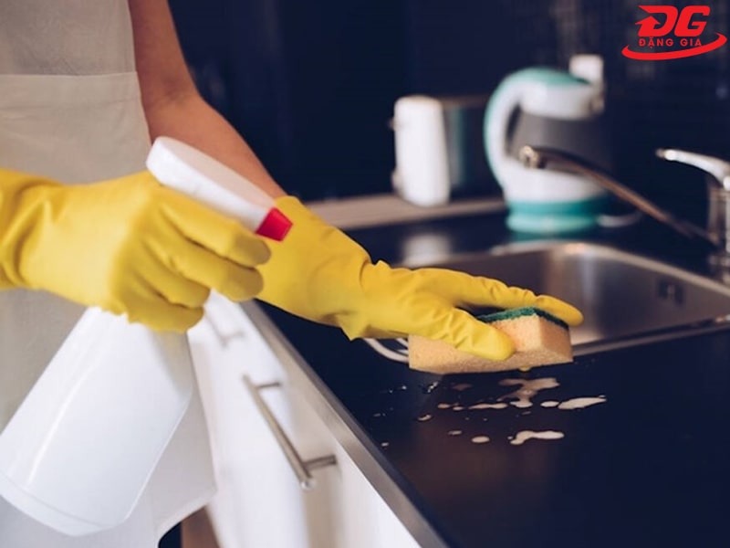 Có nhiều loại chất tẩy rửa được sử dụng trong nhà bếp
