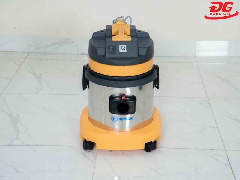 Máy hút bụi giúp làm sạch triệt để bụi bẩn, rác thải trên sàn nhà bếp