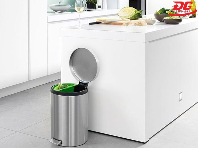 Thùng rác trong bếp có thiết kế nhỏ gọn