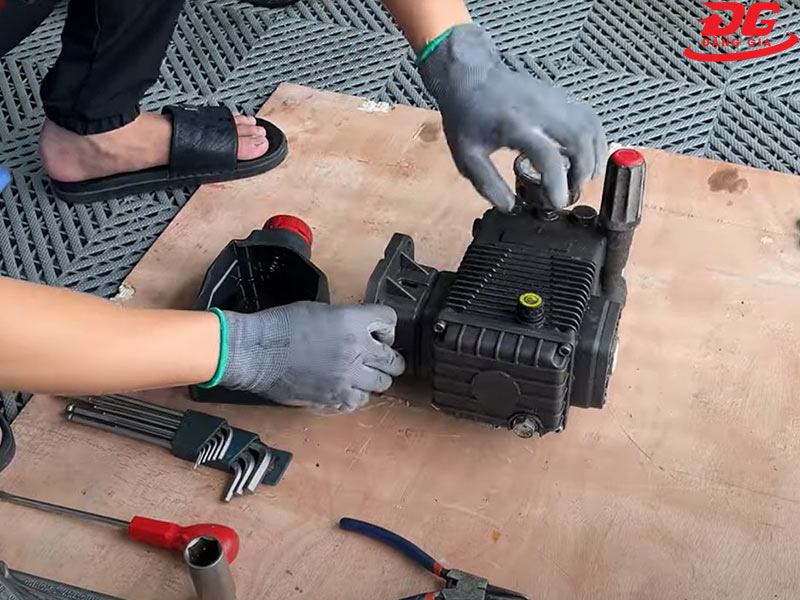 Đầu bơm có rác khiến áp lực nước yếu và máy rung lắc mạnh