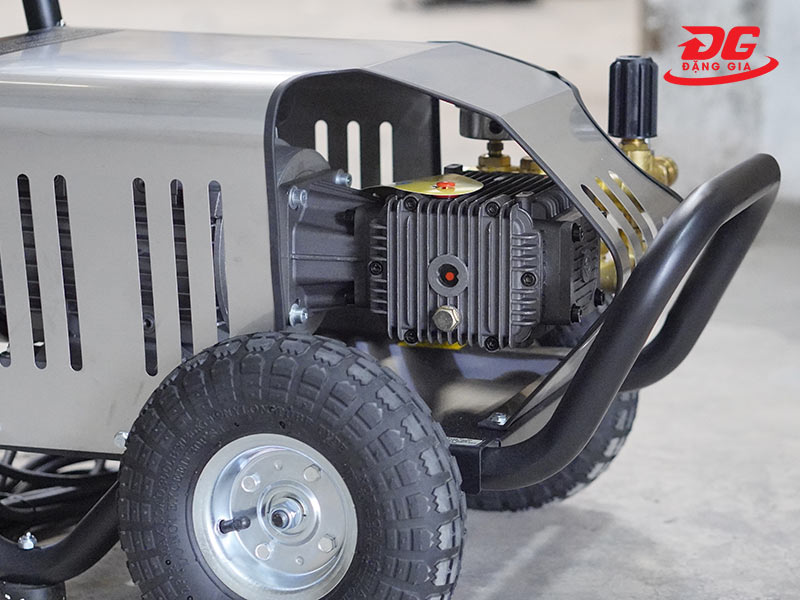 Chọn máy sử dụng động cơ tốc độ quay chậm và đầu bơm piston sứ