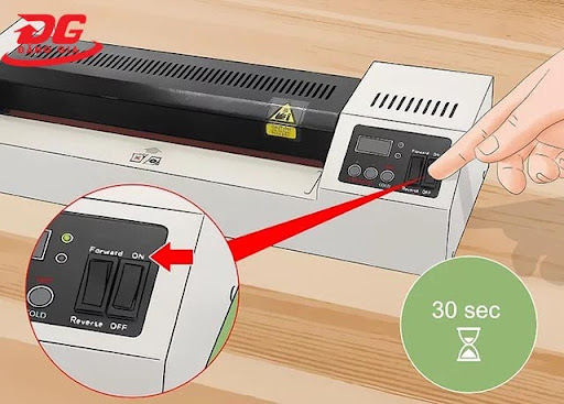 Bật máy bằng công tắc trên thân