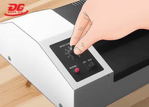 Điều chỉnh tốc độ ép của máy cho thành phẩm được đẹp mắt