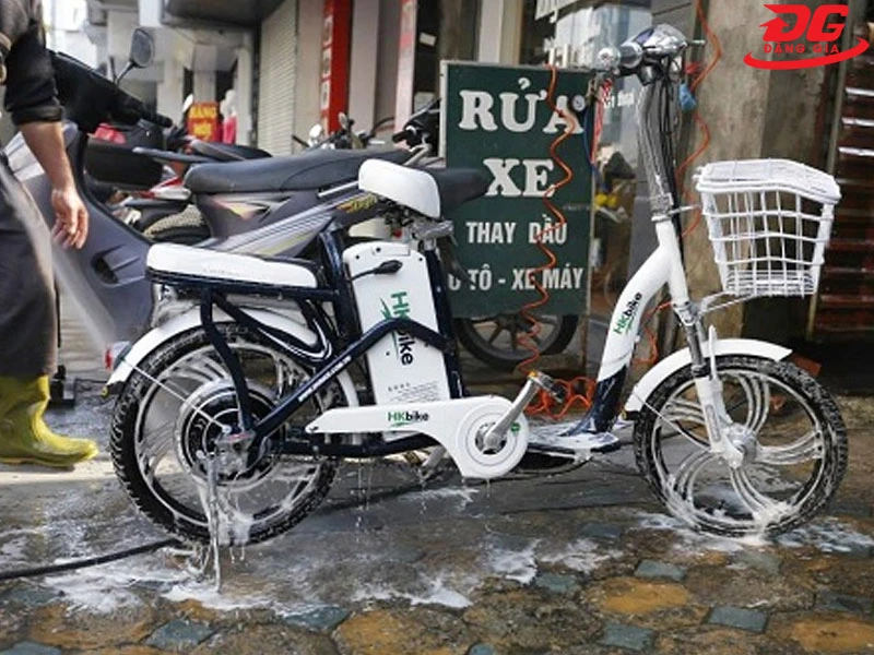Dùng vòi xịt để xịt sạch bọt xà phòng trên xe