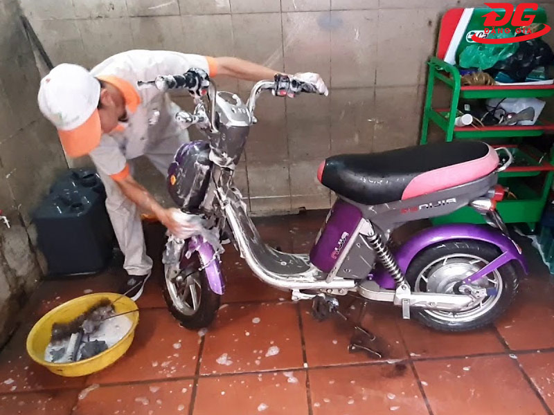 Chúng ta hoàn toàn có thể sử dụng nước để rửa xe điện