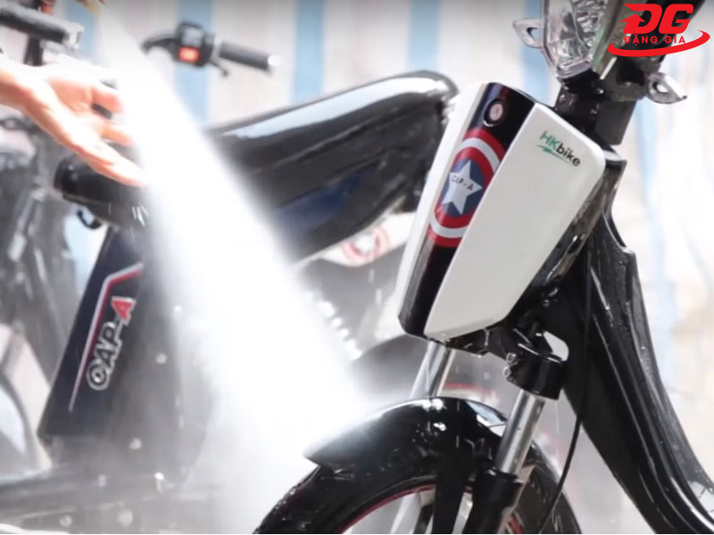 Xịt nước vào bánh xe để loại bỏ bụi bẩn, bùn đất