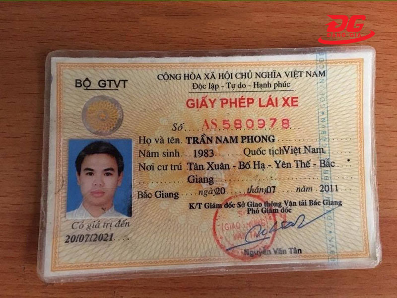 Nên ép dẻo bằng lái xe dạng giấy bìa để bảo quản tốt hơn