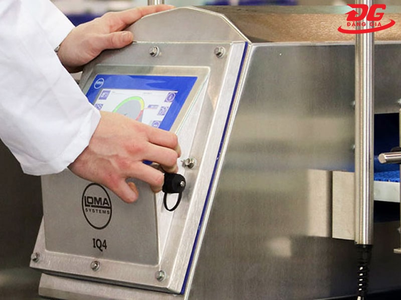 cách sử dụng máy dò kim loại băng tải