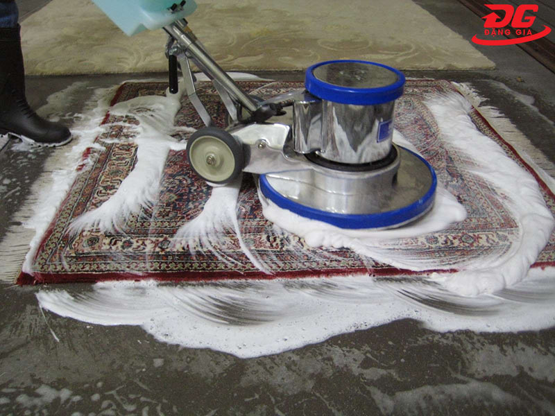 Cách vệ sinh thảm trải sàn bằng máy chà sàn - giặt thảm