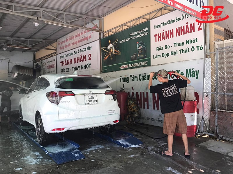 Thành Nhân chăm sóc xe ô tô chuyên nghiệp