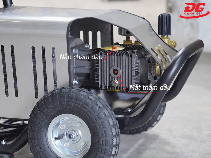 Vị trí của mắt thăm dầu và nắp châm dầu trên máy rửa xe cao áp