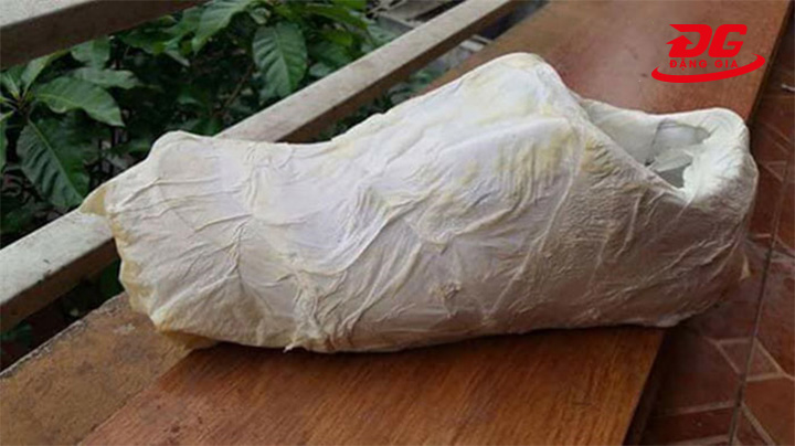 Bọc giấy ăn ở xung quanh để giày khô nhanh chóng