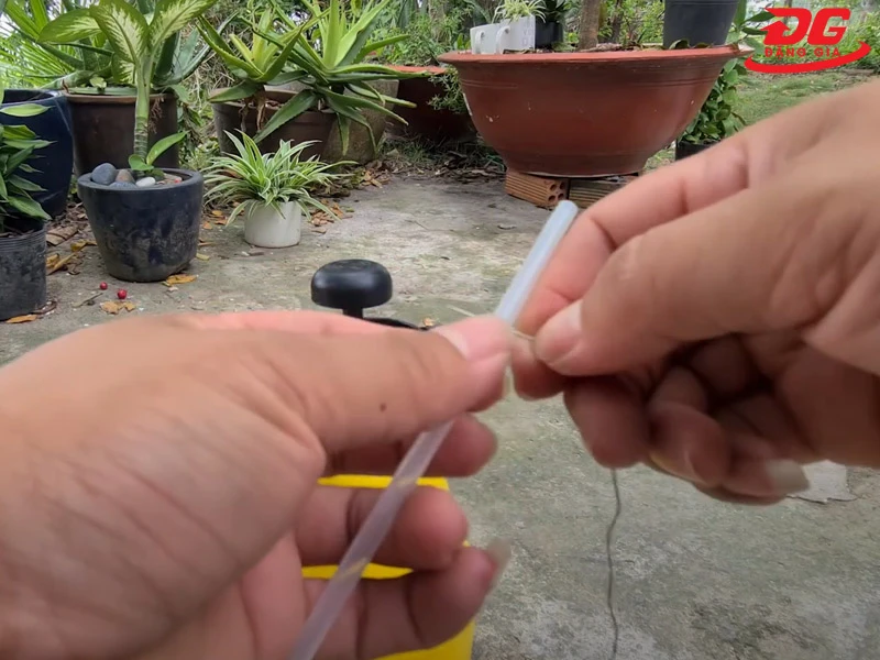 xoáy bình xịt, rút phần ống dẫn nước ra ngoài