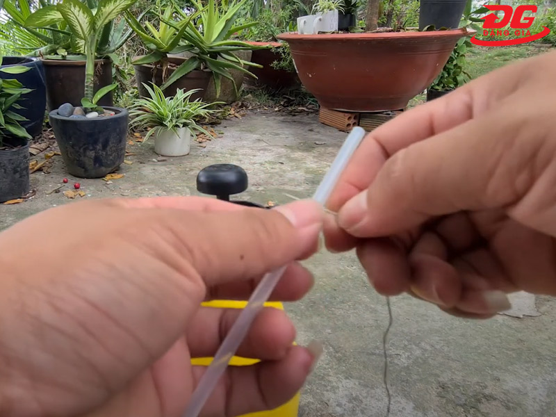 xoáy bình xịt, rút phần ống dẫn nước ra ngoài